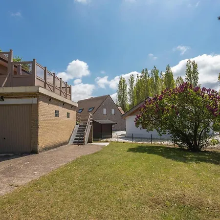 At - 4 Bedrooms 10p - Garden