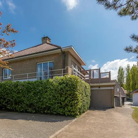 At - 4 Bedrooms 10p - Garden