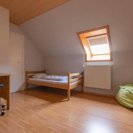 At - 4 Bedrooms 10p - Garden Feriehus